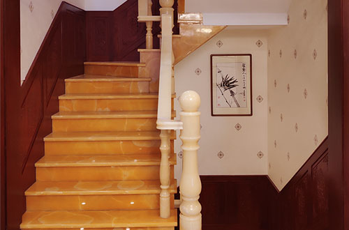弋江中式别墅室内汉白玉石楼梯的定制安装装饰效果